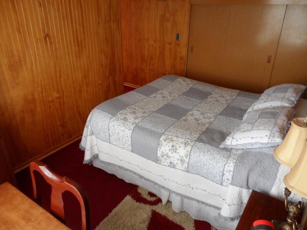 Hostal Espanol Coyhaique Bagian luar foto