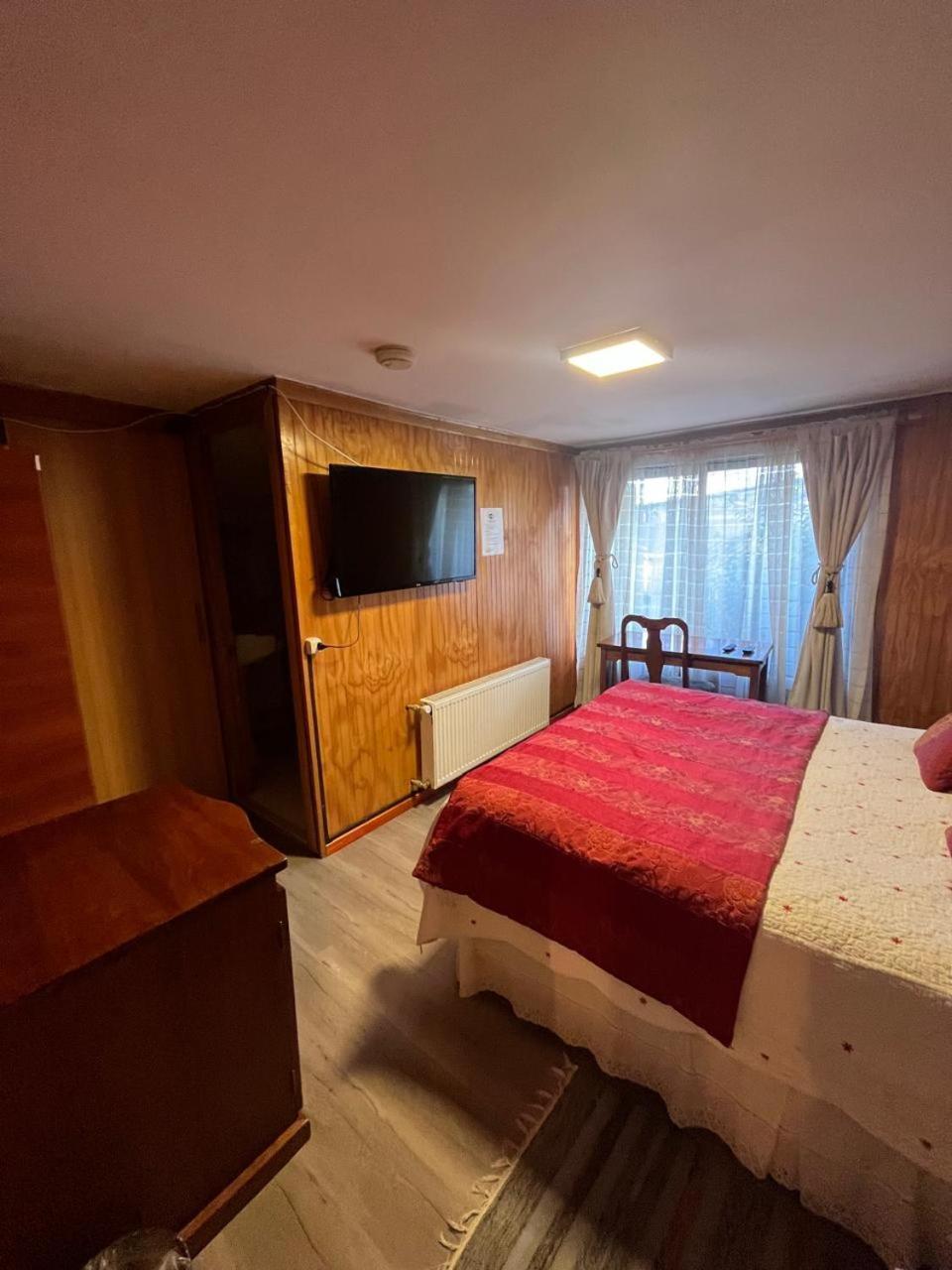 Hostal Espanol Coyhaique Bagian luar foto