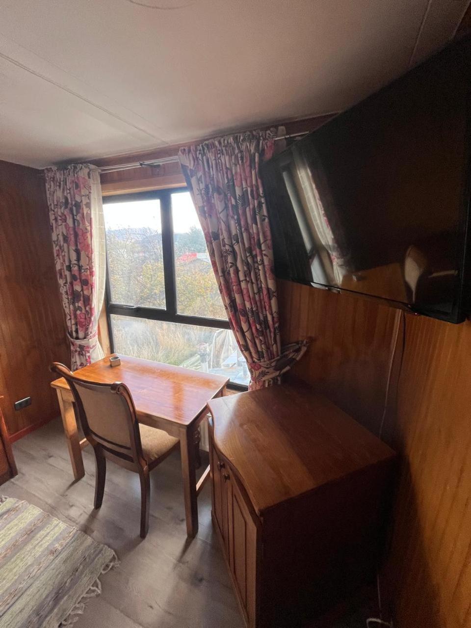 Hostal Espanol Coyhaique Bagian luar foto