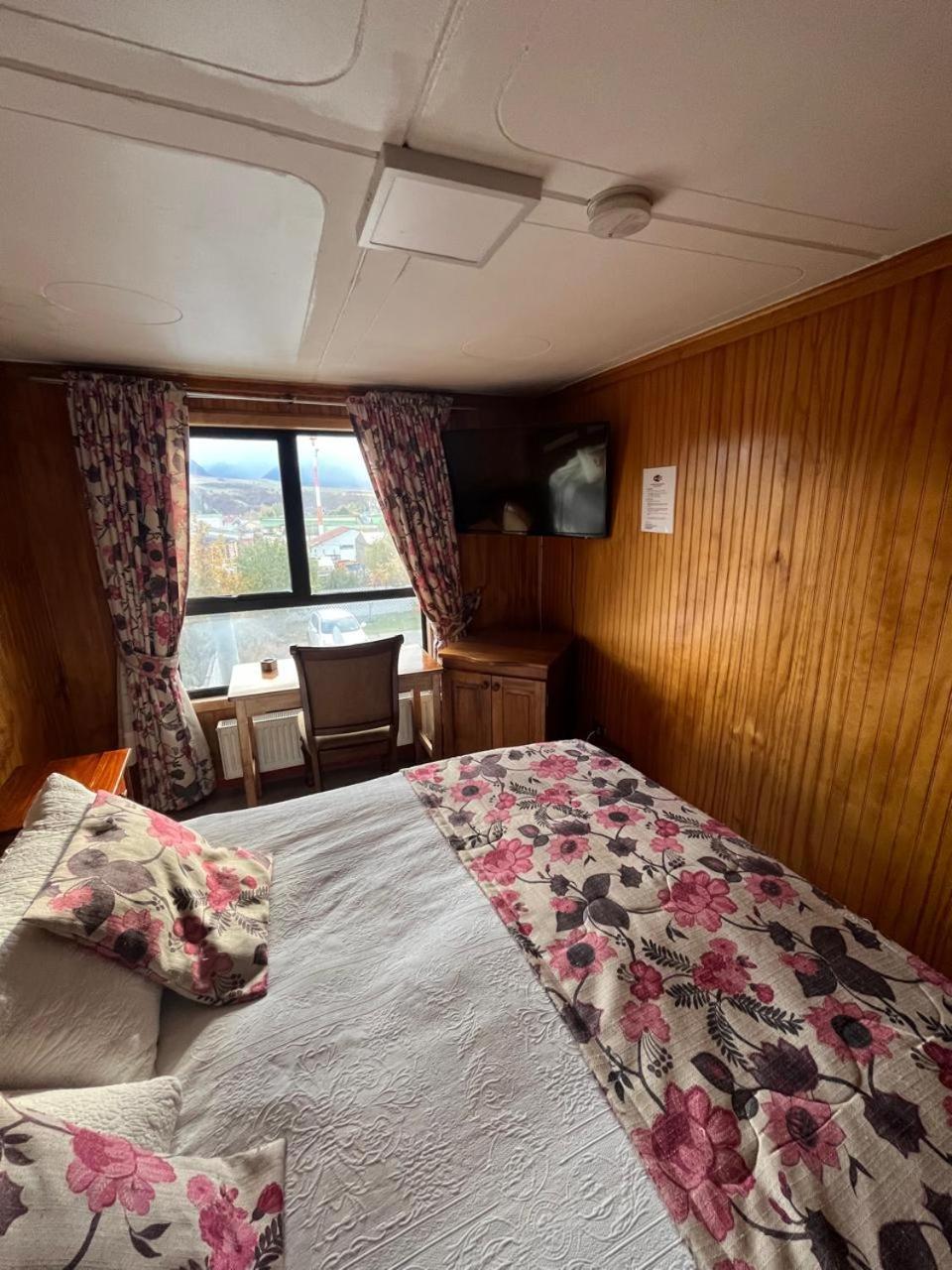Hostal Espanol Coyhaique Bagian luar foto