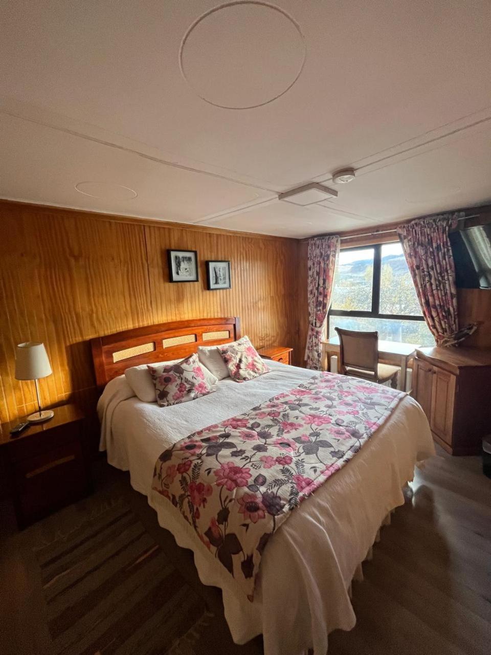 Hostal Espanol Coyhaique Bagian luar foto