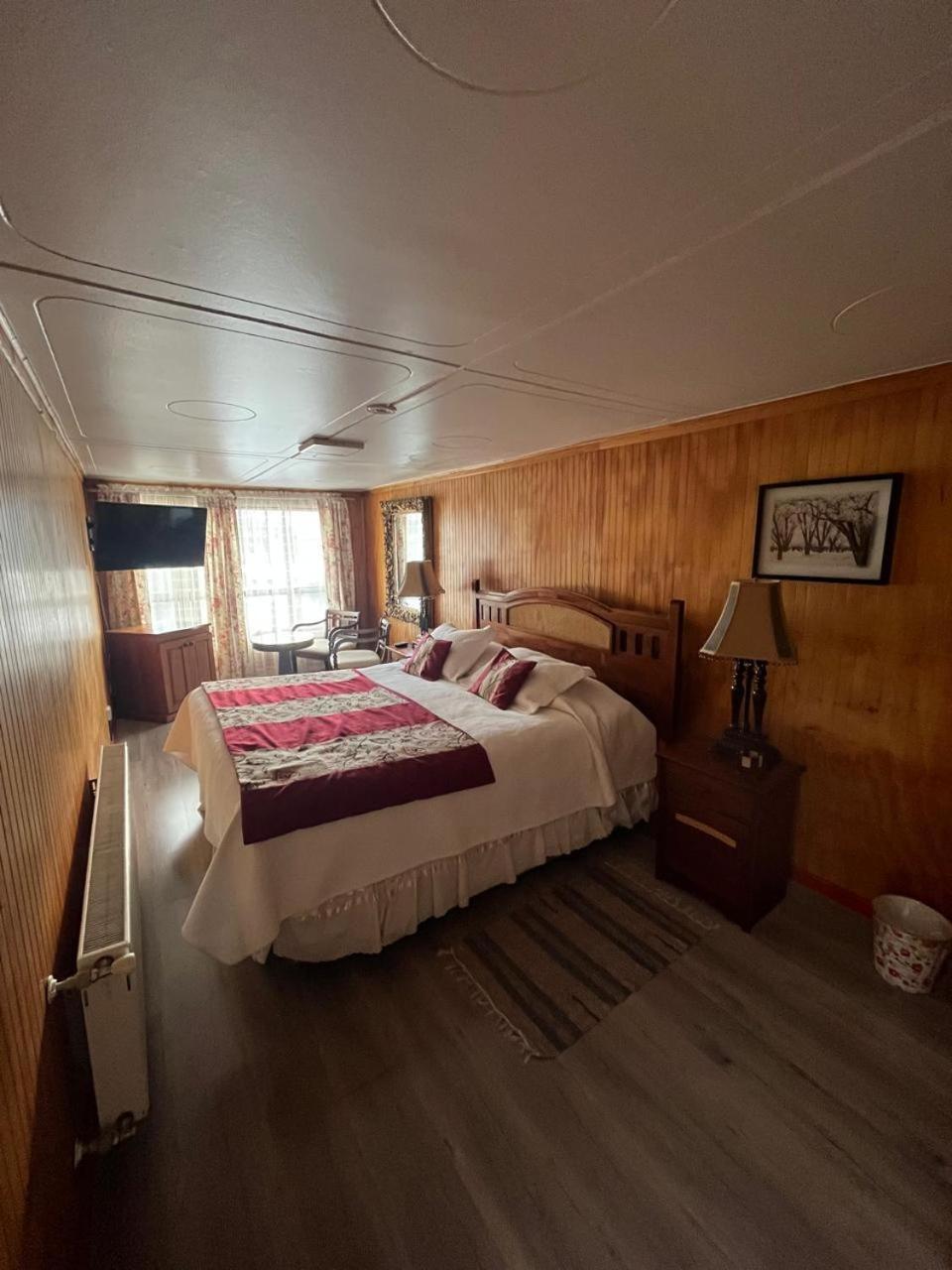 Hostal Espanol Coyhaique Bagian luar foto