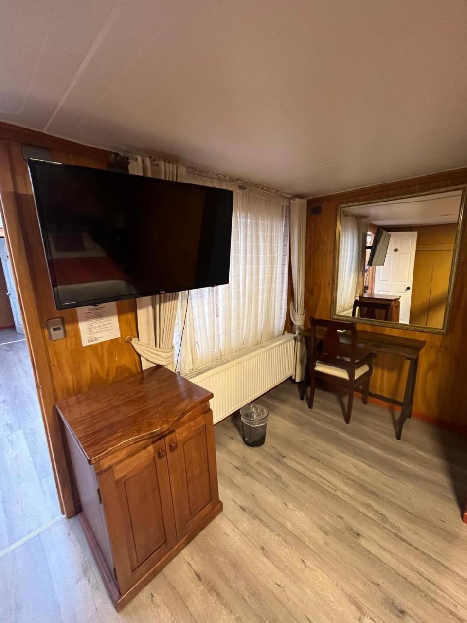 Hostal Espanol Coyhaique Bagian luar foto