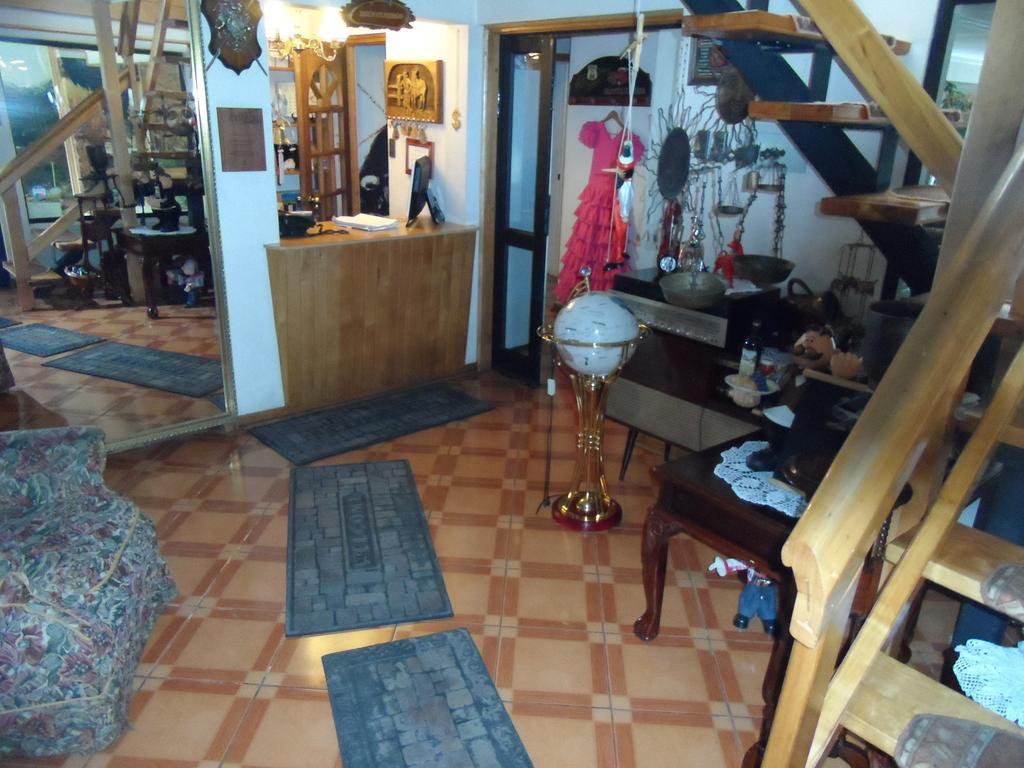Hostal Espanol Coyhaique Bagian luar foto
