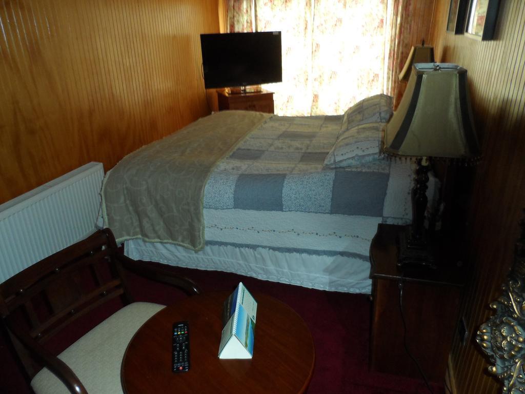 Hostal Espanol Coyhaique Bagian luar foto