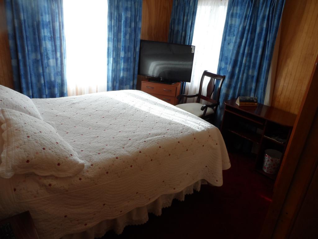 Hostal Espanol Coyhaique Bagian luar foto