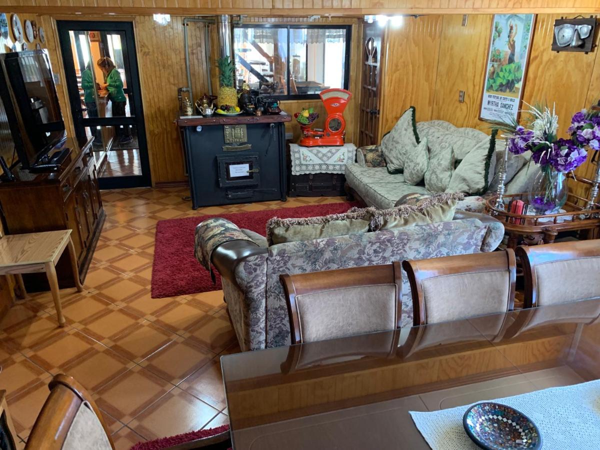 Hostal Espanol Coyhaique Bagian luar foto