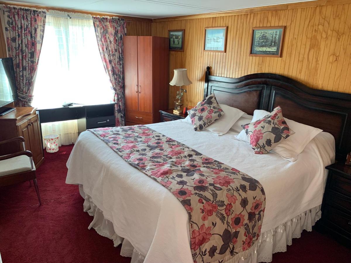 Hostal Espanol Coyhaique Bagian luar foto
